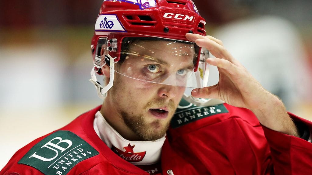 Juhani Tyrväinen taklasi kovaa Lukon Jakub Krejcikiä.