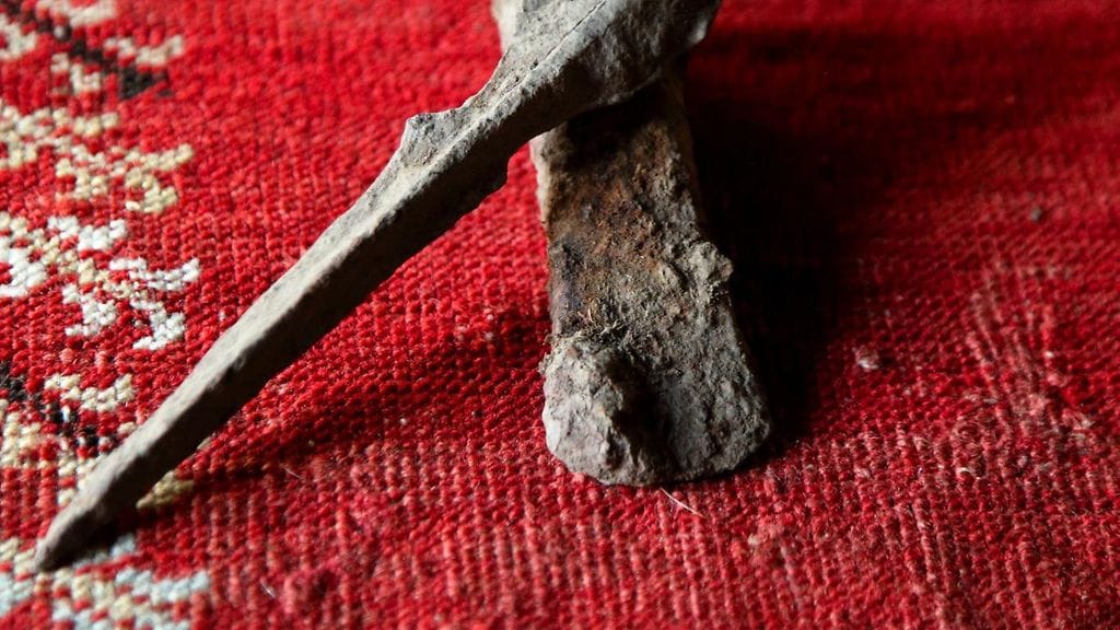 Laukosta löydetty 200-luvun keihäänkärki esillä Laukon kartanossa Vesilahdella.