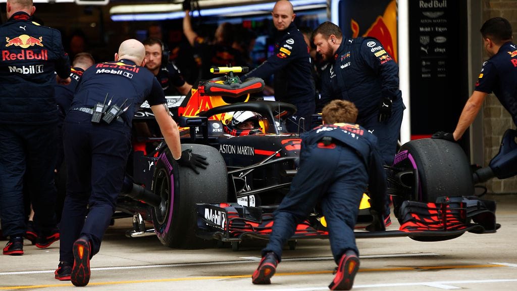 Max Verstappenin autoa hinattiin pilttuuseen USA:n GP:n aika-ajoissa jousitusrikon jälkeen.