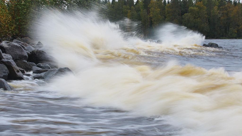 Tuulet kiihtyvät Suomen merialueilla, ja yötä kohti viiman odotetaan vain yltyvän.