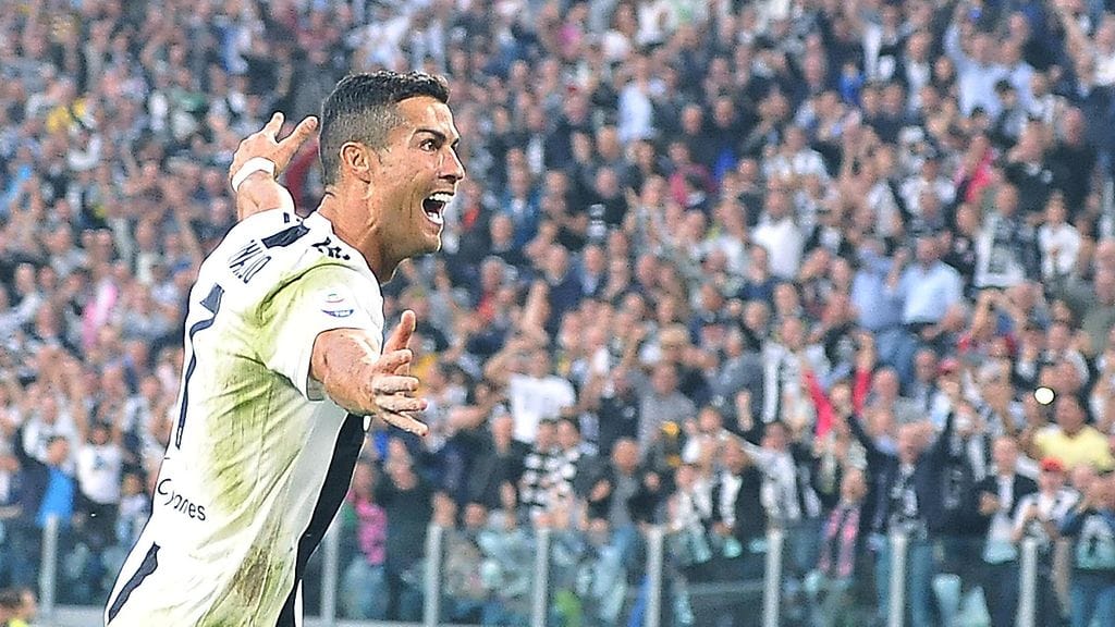 Cristiano Ronaldo pääsi tuulettelemaan uransa 400:tta maalia Euroopan huippusarjoissa ottelussa Genoaa vastaan.