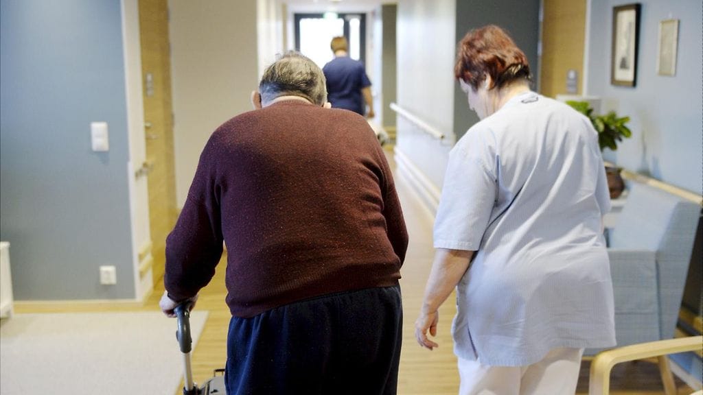 Kuvituskuvassa lähihoitaja avustaa vanhainkodin asukasta. Kuvan ihmiset eivät liity uutiseen.