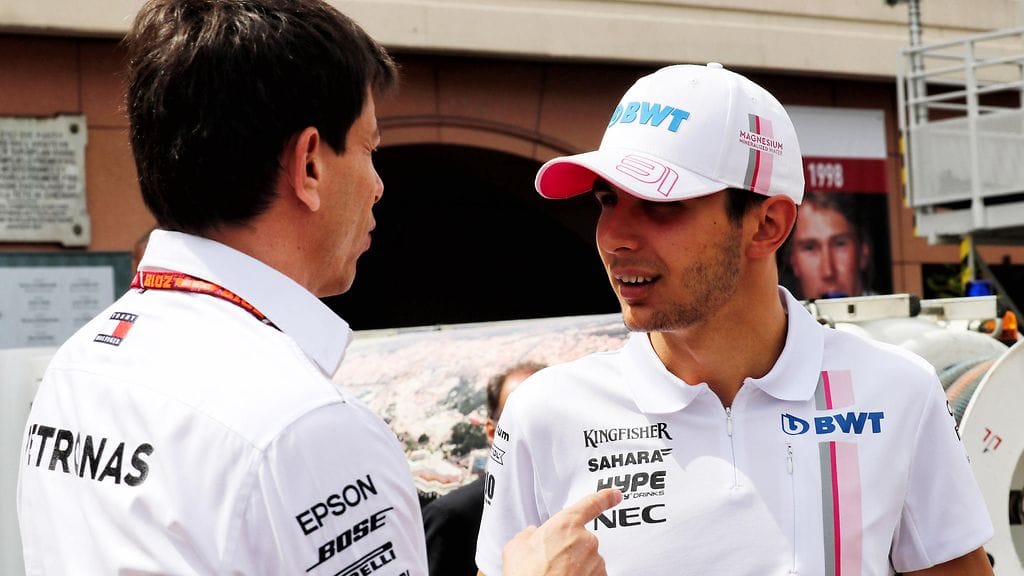 Toto Wolff (vasemmalla) lupailee "hyvää autoa" Esteban Oconille (oikealla) vuodelle 2020.