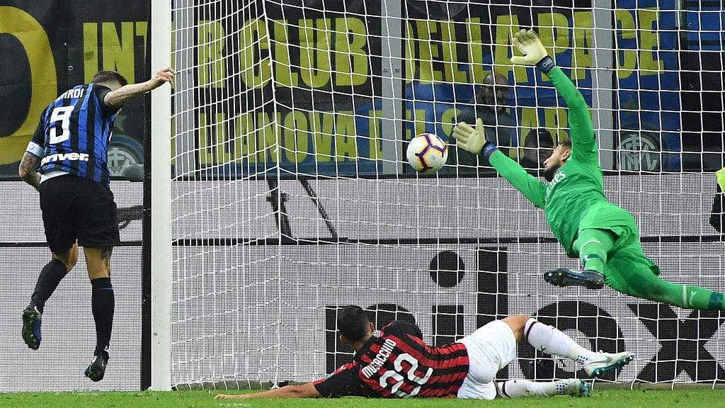 Mauro Icardi puski Interin voittomaalin Milanin verkkoon.