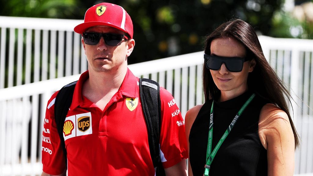 Kimi Räikkönen ajoi sunnuntain USA:n GP:n voittoon. Vaimo Minttu Räikkönen otti tämän vastaan hyvin ylpeänä.
