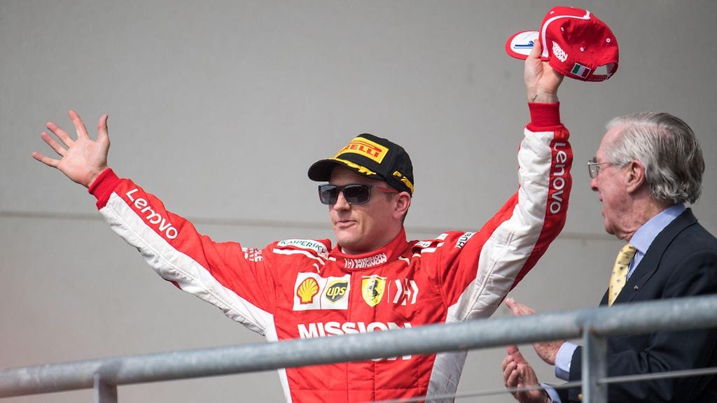 Kimi Räikkönen astuessaan palkintokorokkeelle voittonsa jälkeen.