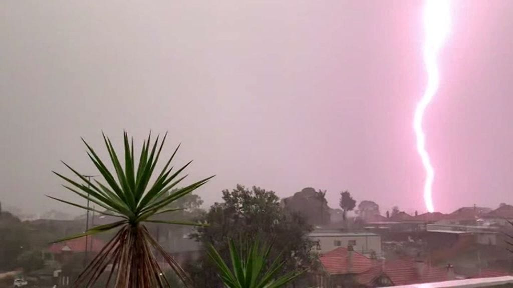 Australialaismies kuvasi kovaa salamointia Sydneyn yllä.