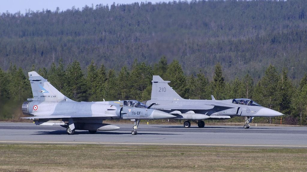 Kuvituskuvassa Suomen, Ruotsin ja Norjan järjestämään kansainväliseen Arctic Challenge Exercise 15 (ACE 15) lehtotoimintaharjoitukseen osallituvat Ranskan ilmavoimien Dassault Mirage 2000-5 ja Ruotsin ilmavoimien Saab JAS 39 Gripen -hävittäjät olivat Lapin lennoston tukikohdassa Rovaniemellä 25. toukokuuta 2015..