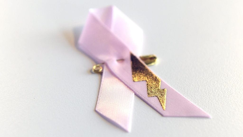 Roosa nauhan suunnitteli tänä vuonna Anna Puu.