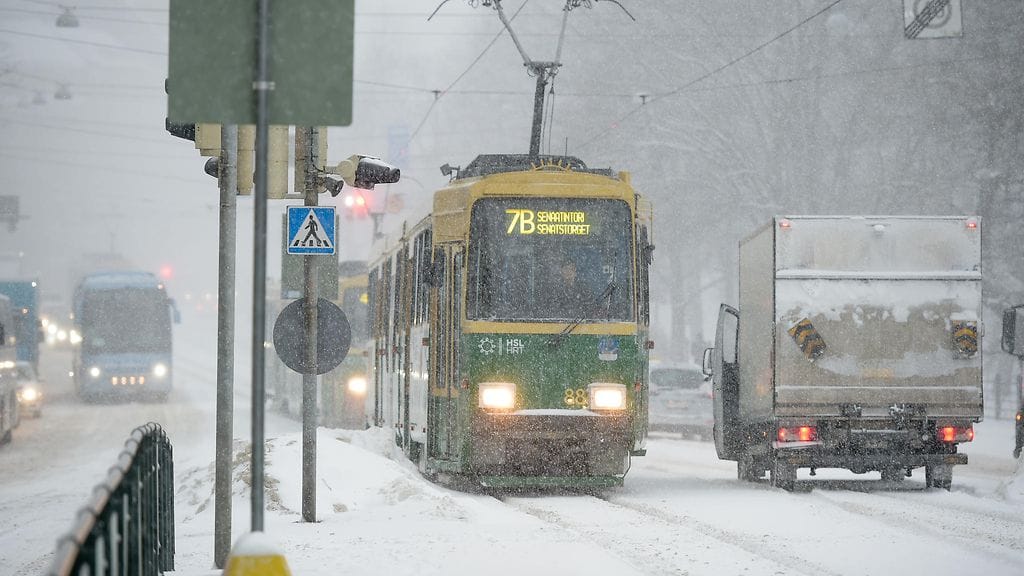 Kuvituskuva. Lumisade Helsingissä.