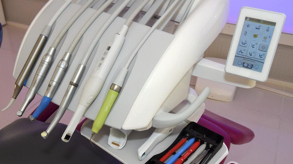 Muun muassa Jyväskylän hammashoitoloissa oli päivällä satojen puheluiden ruuhka. Kuvassa yksityiskohta hammaslääkärintuolista.