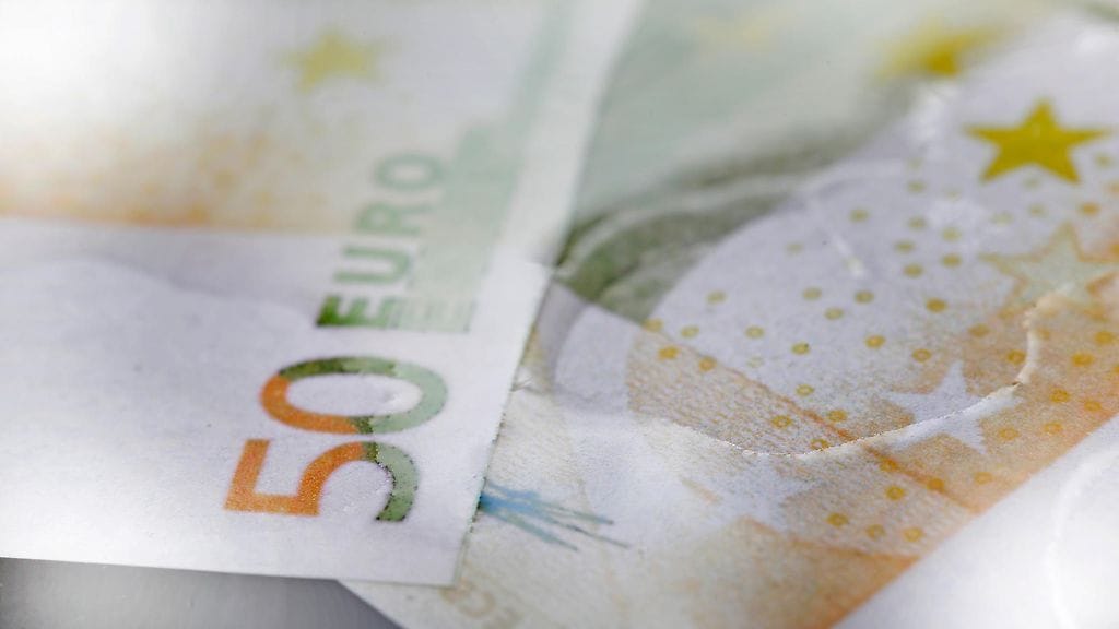 Yli kolme miljoonaa euroa epäiltyä rikoksella hankittua rahaa otettiin viranomaisten haltuun eli takavarikkoon.