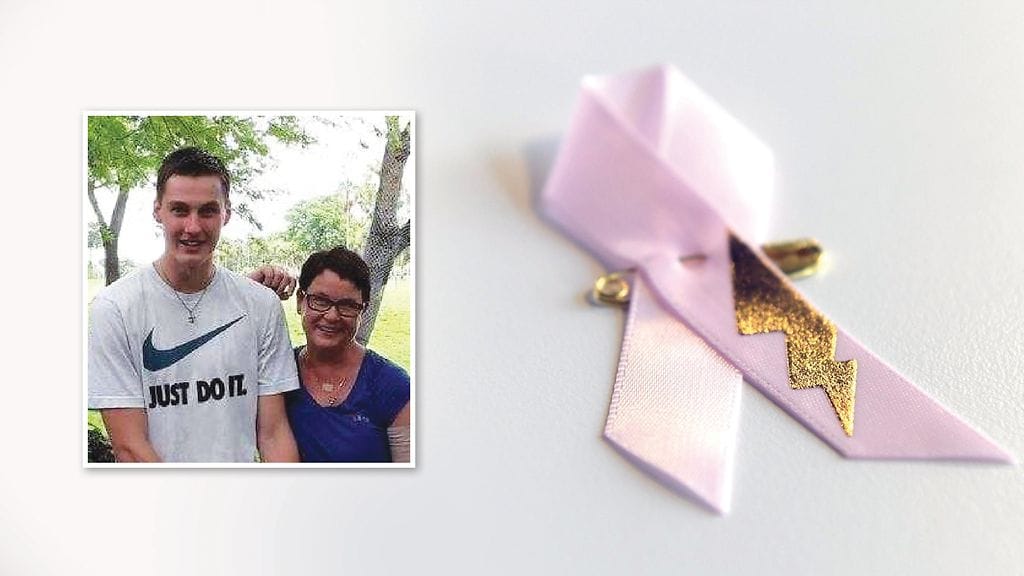 Roosa nauhan käytön vuoksi potkut saaneen Patrik Leppäsen Tarja-äiti sanoo olevansa ylpeä pojastaan.