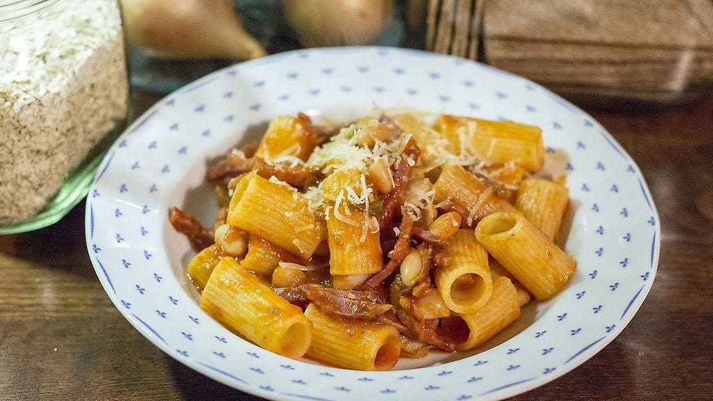 Salamipasta on täynnä tuhtia makua ja täyttöä ilman mättöä, Sivumaku-blogissa kerrotaan.
