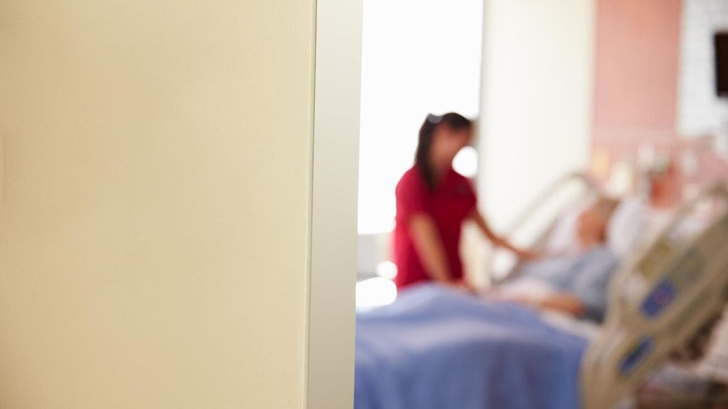 Riikka Koivisto on saattohoitokodin johtaja. Moni Riikan potilas haluaa elää elämänsä niin, että se on elämisen arvoista. Kuvituskuva.