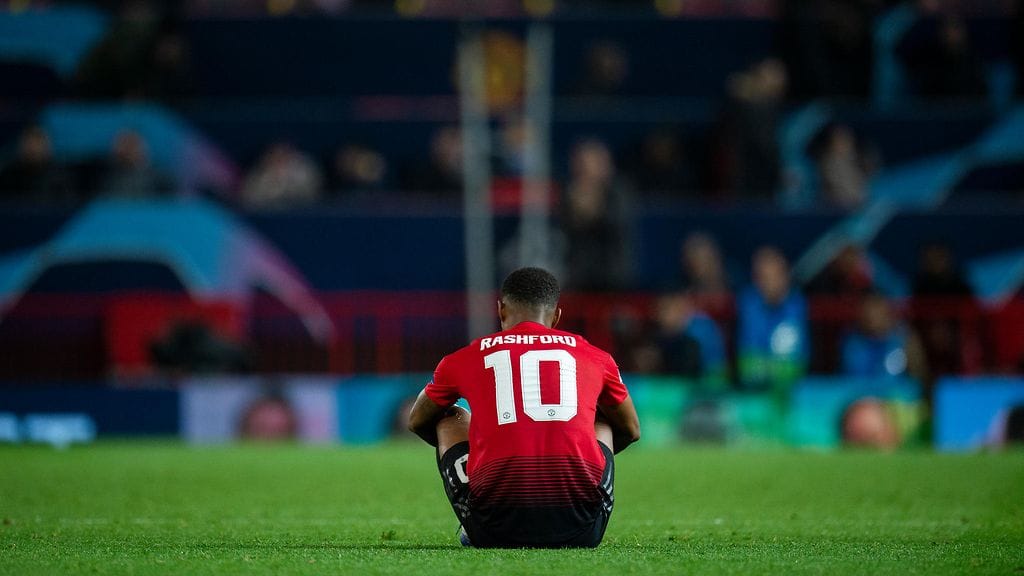 Hyökkääjä Marcus Rashford pettyneenä nurmen pinnassa Juventus-ottelussa.