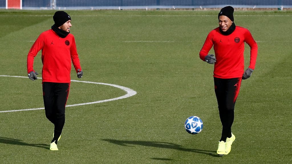 Neymarilla ja Mbappella riitti hauskaa treeneissä.