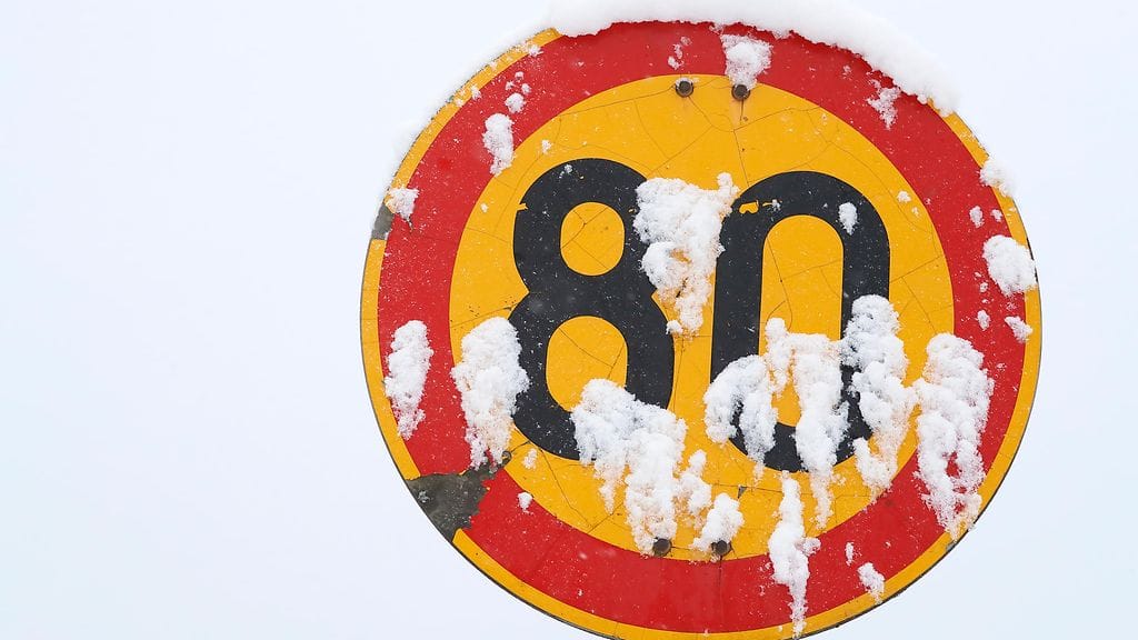 Maanteillä nopeus laskee 80 kilometriin tunnissa, ja satasen rajoitus jää voimaan osalla vähäliikenteisistä teistä.