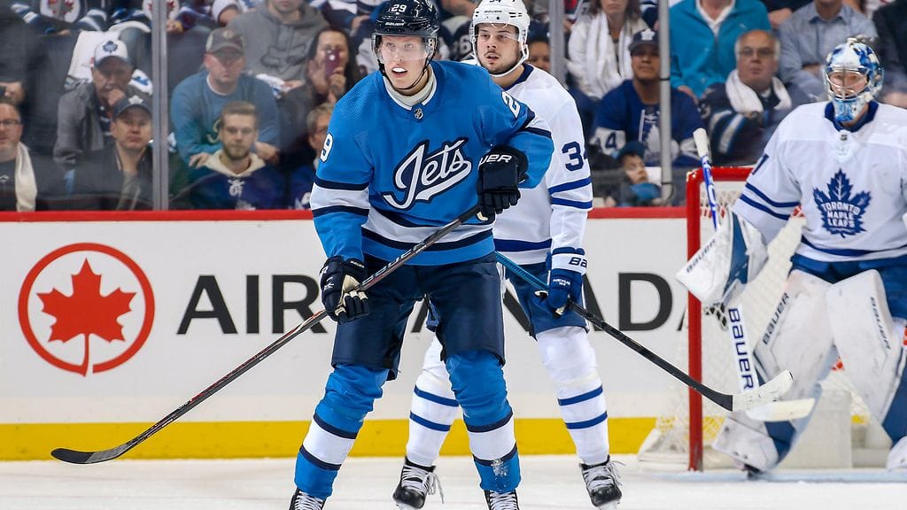 Jääkiekkoliiga NHL:ssä katseet kääntyivät Patrik Laineen (etualalla) ja Auston Matthewsin (Laineen takana) kohtaamiseen.