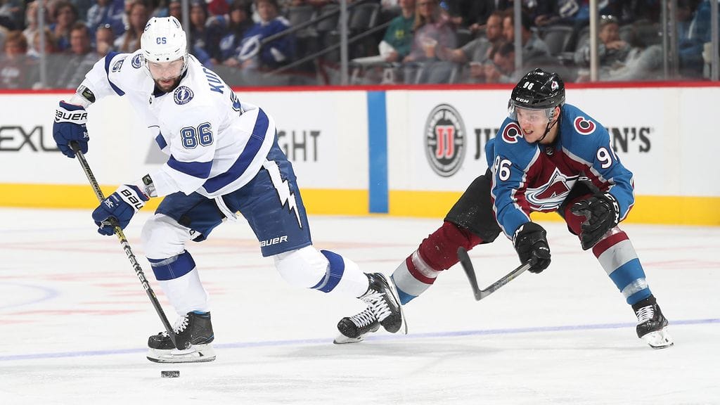 Colorado Avalanchen suomalaishyökkääjä Mikko Rantanen (oikealla) jäi ilman tehopisteitä, kun Avalanche kärsi 0-1-tappion Tampa Bay Lightningille.