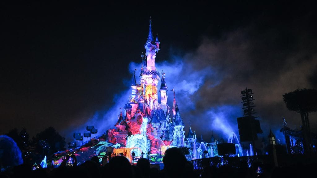 Jo vuosia netissä on kiertänyt huhu siitä, että Disney World -huvipuistoilla olisi karmiva salaisuus.  Nyt näyttää siltä, että huhu on totta. Kuvassa Pariisin Disneyland.