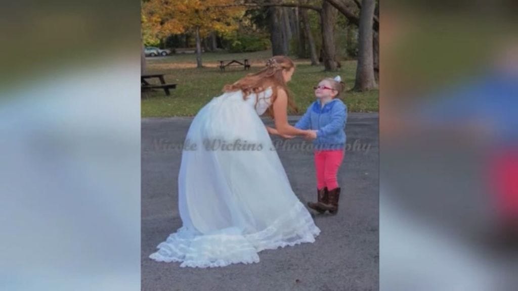 5-vuotias Layla Lester näki Olivian morsiuspuvun ja oletti tämän olevan sadusta tuttu Tuhkimo, kertoo Waff.com. Kuva CNN