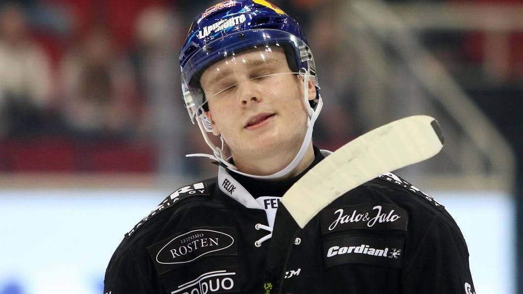 TPS:n huippulupaus Kaapo Kakko on sivussa torstain Ilves-ottelusta.