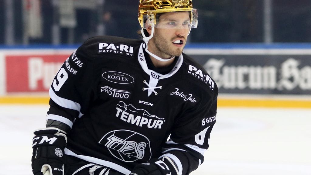 Oula Palve sai toisen erän lopulla jäähyn päähän kohdistuneesta taklauksesta.