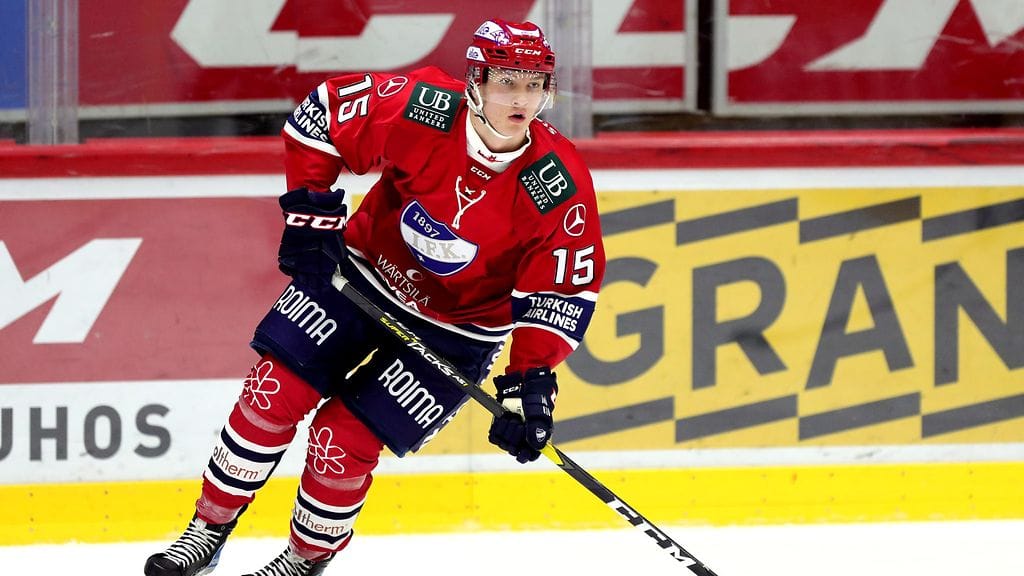 Anton Lundell kiekkoilee Helsingin IFK:n paidassa.