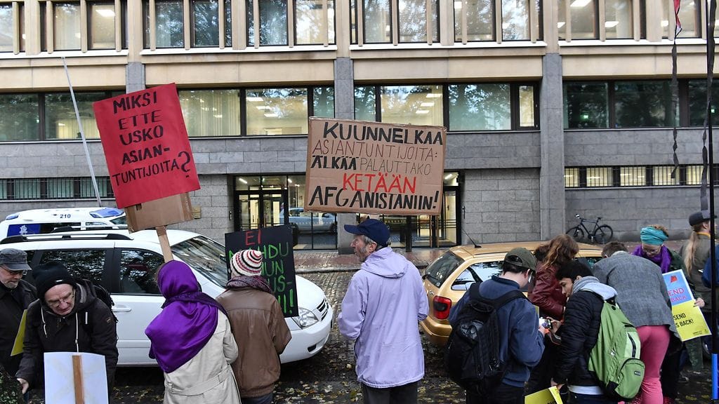 Amnesty Internationalin Suomen osaston mielenosoitus sisäministeriön ulkopuolella. Amnesty haluaa, että palautukset Afganistaniin keskeytetään, kunnes maahan voi palauttaa ihmisiä turvallisesti ja ihmisoikeuksia kunnioittaen.