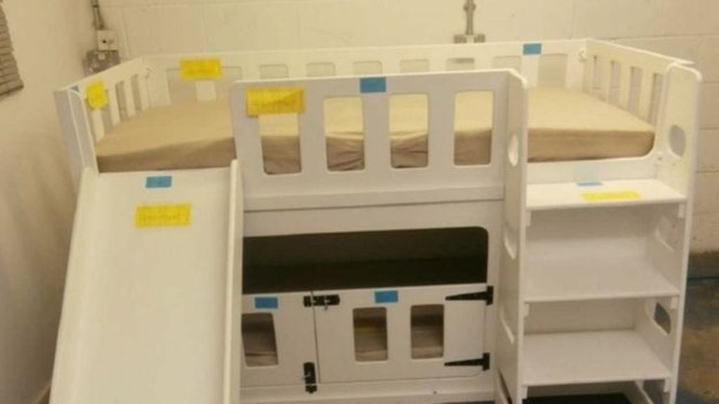 Seitsemän kuukauden ikäinen Oscar-vauva kuoli ryömiessään sängyn päädyssä olevista raoista ulos ja jäädessään päästään jumiin.