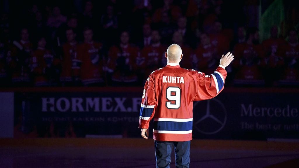 Kimmo Kuhdan pelipaita numerolla yhdeksän nostettiin perjantaina Helsingin jäähallin kattoon.