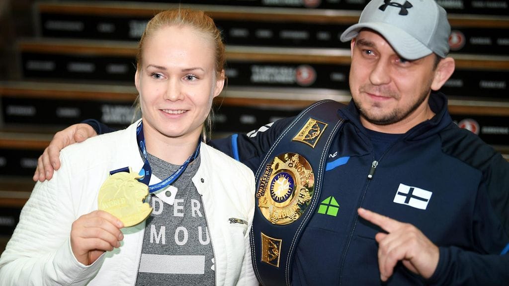 "Hän on niin voitonhimoinen", Petra Ollin (vasemmalla) valmentaja Ahto Raska sanoo suojatistaan.