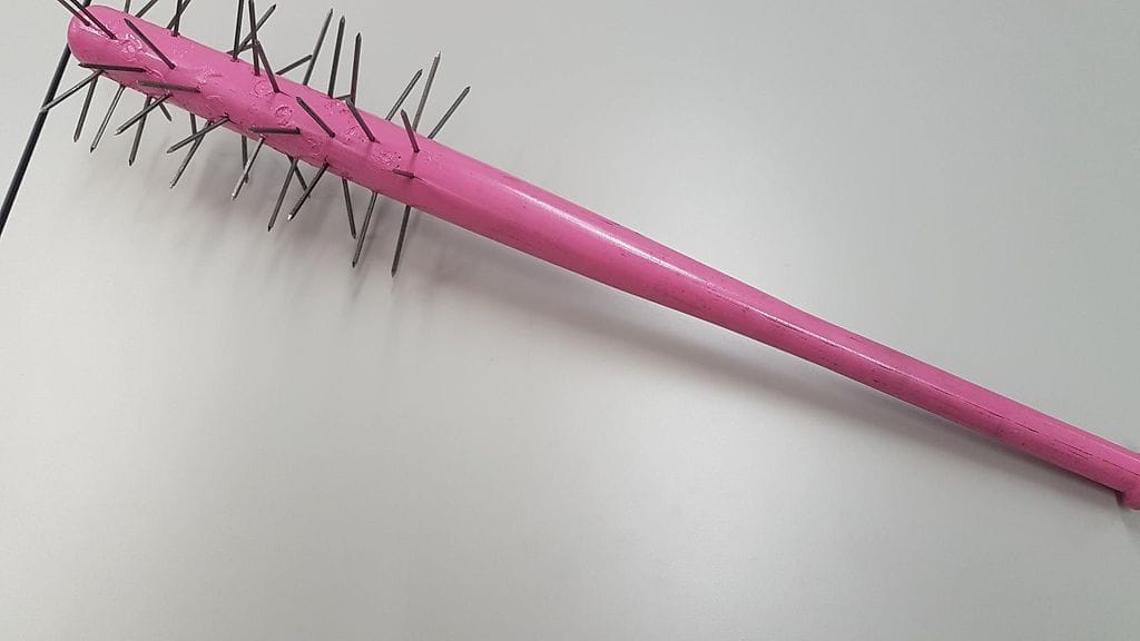 Poliisiasemalta siivouksen yhteydessä löytynyt maila herättää yhtäaikaisesti huvitusta ja huolta.