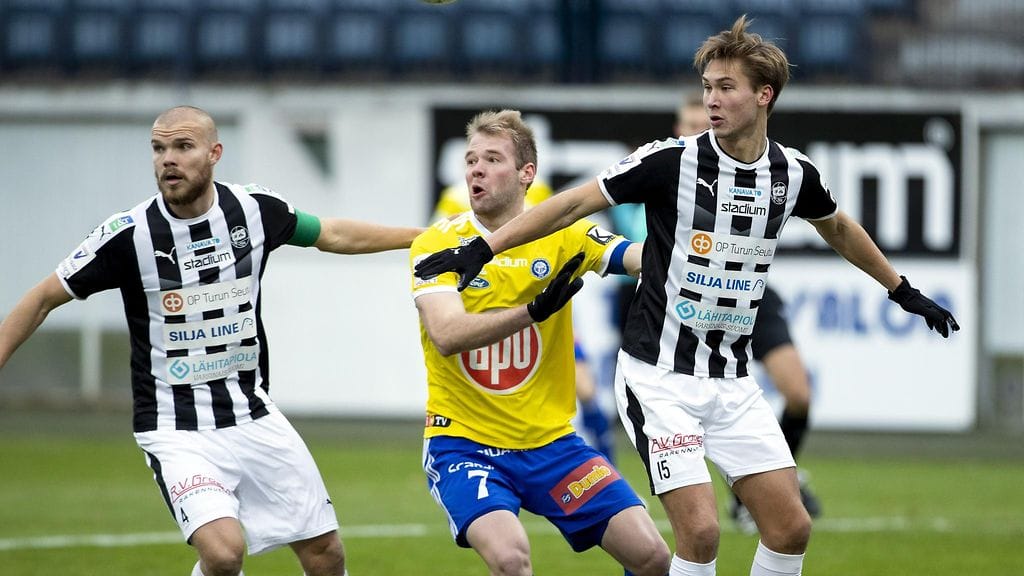 Rasmus Holman (vas.) ja Miro Tenhon (oik.) edustama TPS kärsi tappion Klaussin (kesk.) HJK:lle.