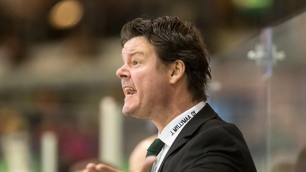 Karri Kivi antoi tulisesti ohjeita joukkueelleen aikalisän aikana. Arkistokuva.