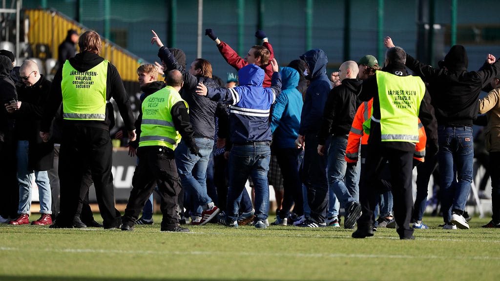 HJK-kannattajat rellestivät aikaisemmin syksyllä ottelussa Honkaa vastaan.