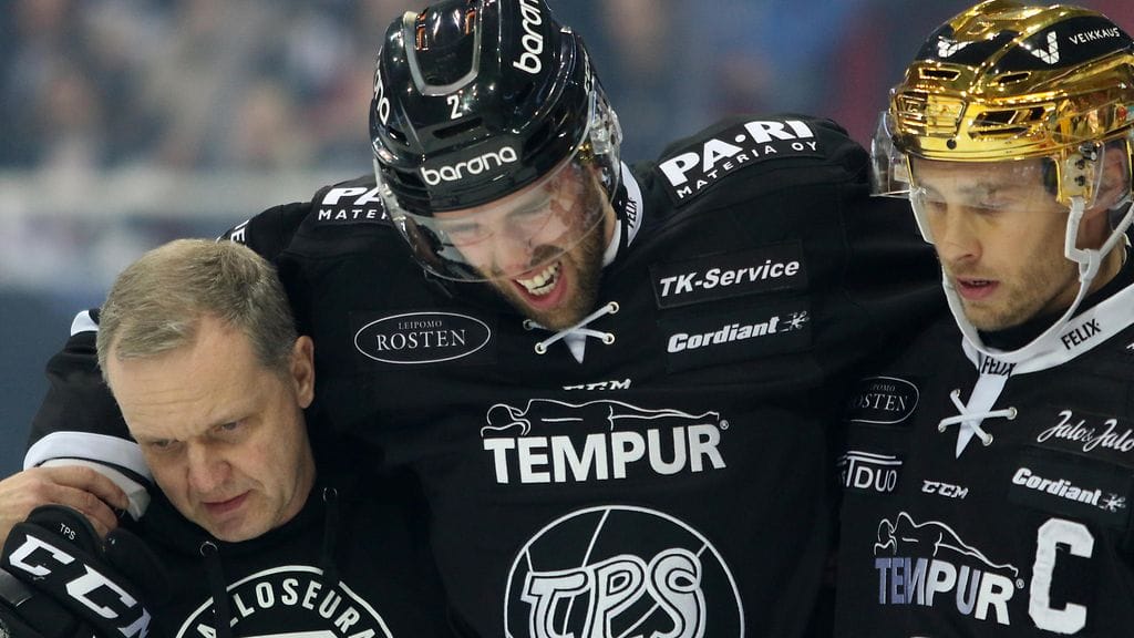 Brandon Gormley (kesk.) joutui jättämään ottelun kesken jo avauserässä.