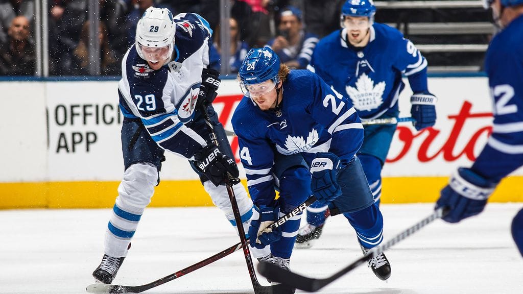 Winnipegin Patrik Laine väännössä Toronton Kasperi Kapasta vastaan.