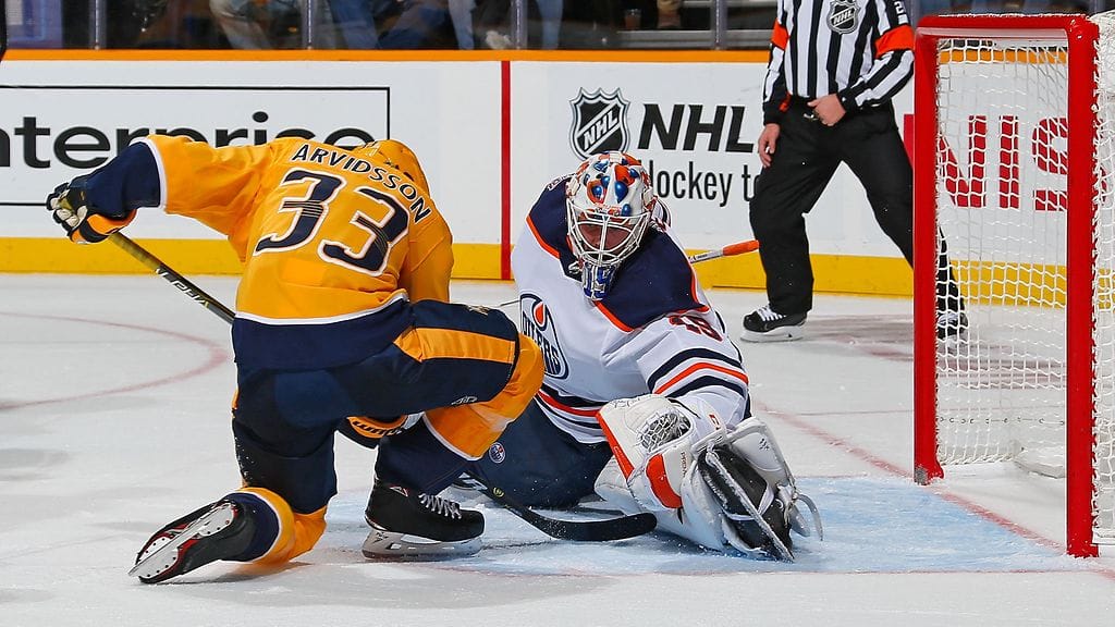 Nashvillen Viktor Arvidsson ja Edmontonin Mikko Koskinen nokikkain.