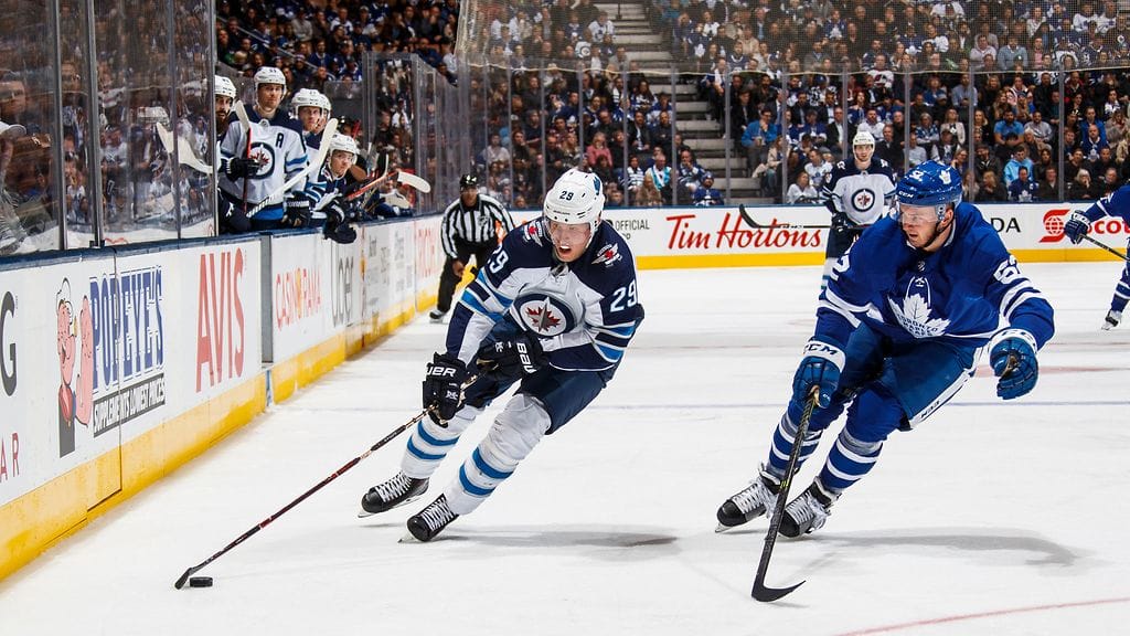 Patrik Laine kiekossa.