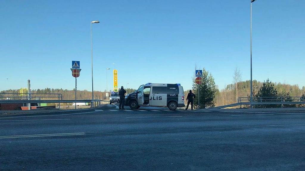 Poliisipartiot pysäyttivät auton Lohjan Roution liittymään.