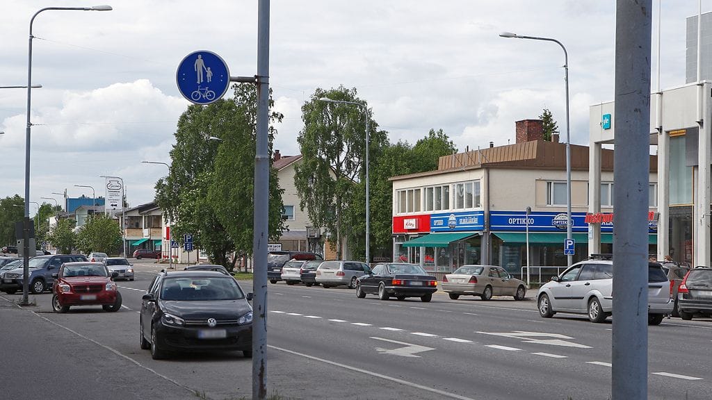 Arkistokuva Kuusamon keskustasta. Parikymppinen mies on myöntänyt puukottaneensa naista Kuusamossa viikonloppuna, kertoo poliisi.