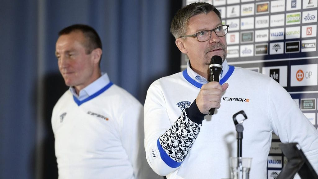Leijonien päävalmentaja Jukka Jalonen (oikealla) ja GM Jere Lehtinen julkaisivat Karjala-turnauksen joukkueen maanantaina.
