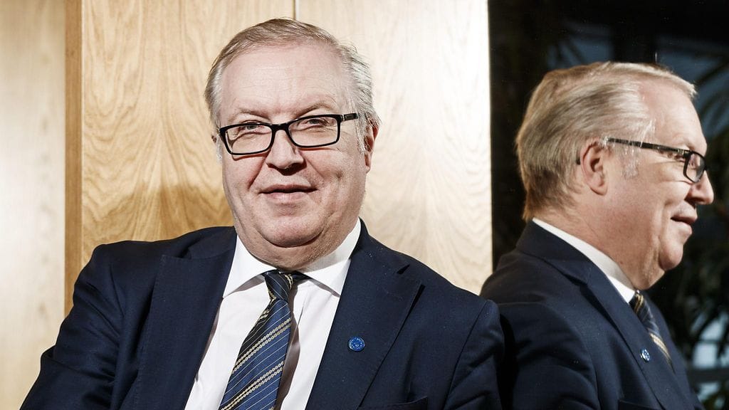 Akavan hallitus pui tänään iltapäivän kokouksessaan puheenjohtaja Sture Fjäderin lausunnoista ja hänen asemastaan syntynyttä keskustelua.