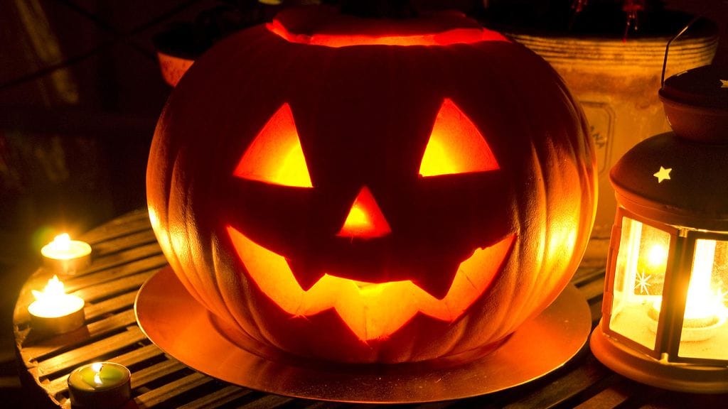 Kurpitsalyhdyt ovat nykyisin tuttuja halloweenkoristeita.