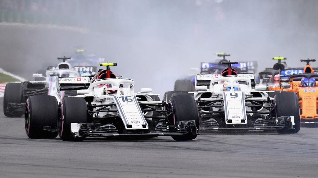 Marcus Ericsson joutui pidättelemään vastustajia Meksikon F1-kisassa, jotta Charles Leclerc pääsi näiltä karkuun.