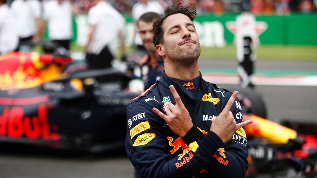 Daniel Ricciardo tuulettaa paalupaikkaansa Max Verstappenin nenän edessä Meksikon F1-viikonloppuna.