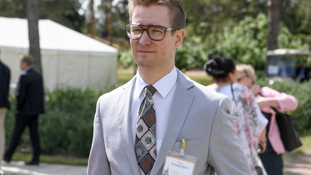 Vihreiden kansanedustaja Oras Tynkkynen paljastaa olleensa pois töistä läheisensä menehtymisen takia.