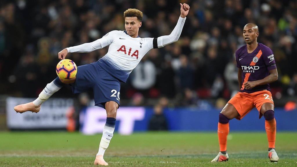 Dele Alli (vas.) solmi pitkän jatkosopimuksen Tottenham Hotspurin kanssa.